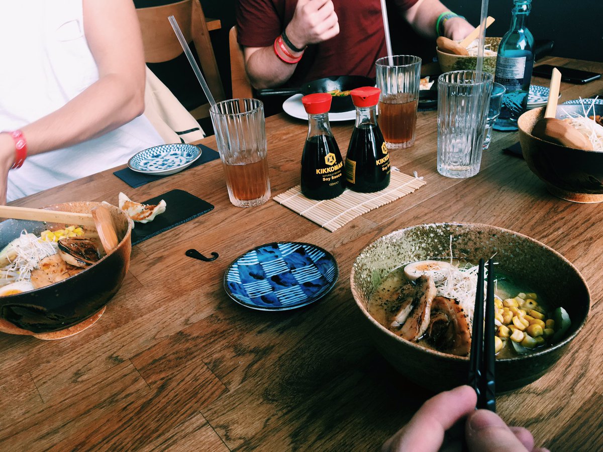 izzMaro's tweet photo. Der Abschluss einer tollen #Gamecom2017 Woche! Essen mit den Jungs! 🔥💪🏻 https://t.co/cwKEfsInky