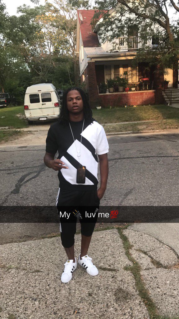 MyMindMade's tweet photo. Fck Ah Chain Give Me That Phone🤑✊🏾 https://t.co/NXAy47wN5m