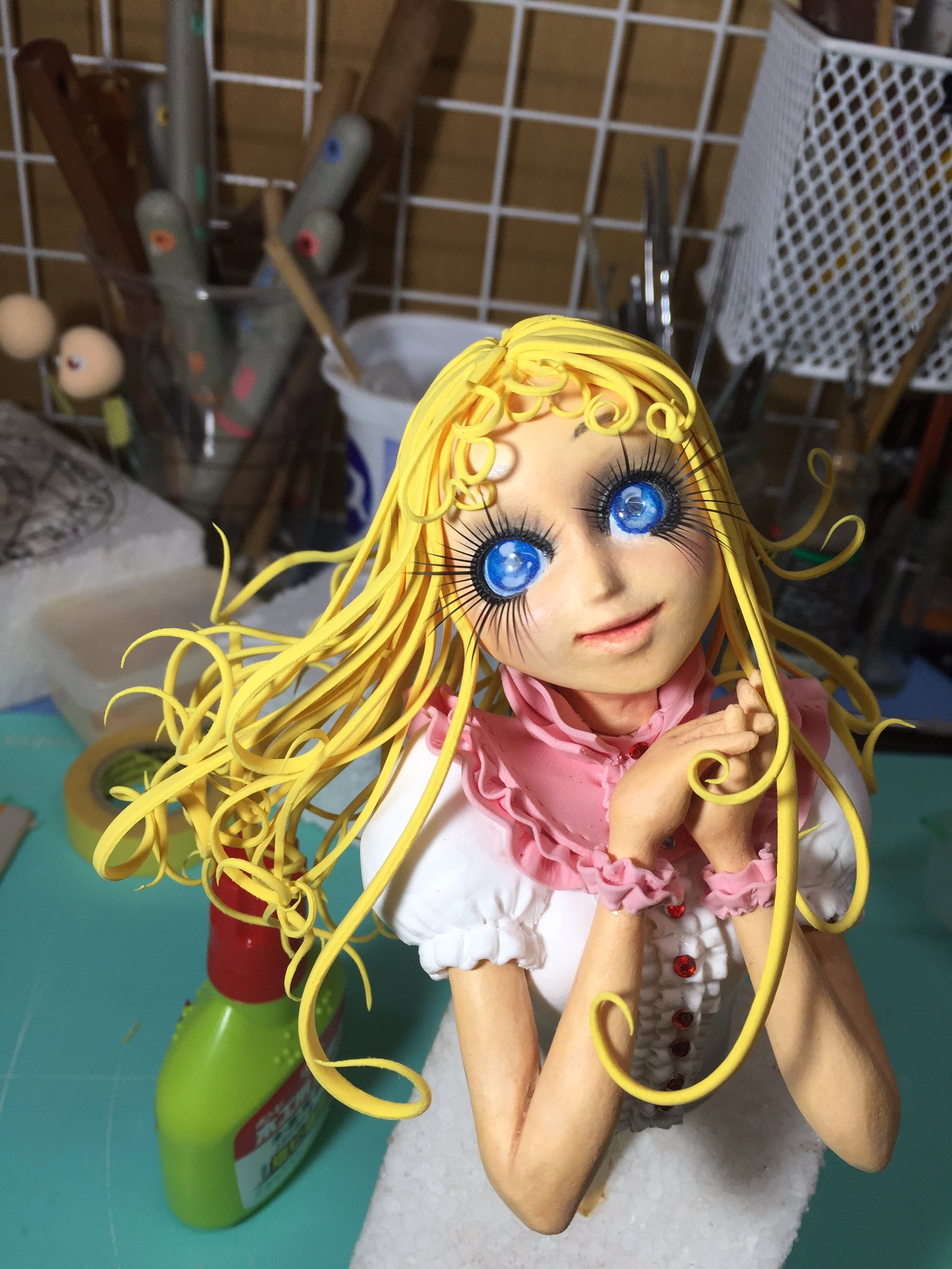 イナバノリアキ イナバさんちの世帯主 骨から粘土フィギュア作るよ 髪の毛ほぼ完成 O フィギュア部分はこれで一応ひと区切り 公募展に応募する都合上公開できるのはここまでデス T Co Yqasjstk0m Twitter