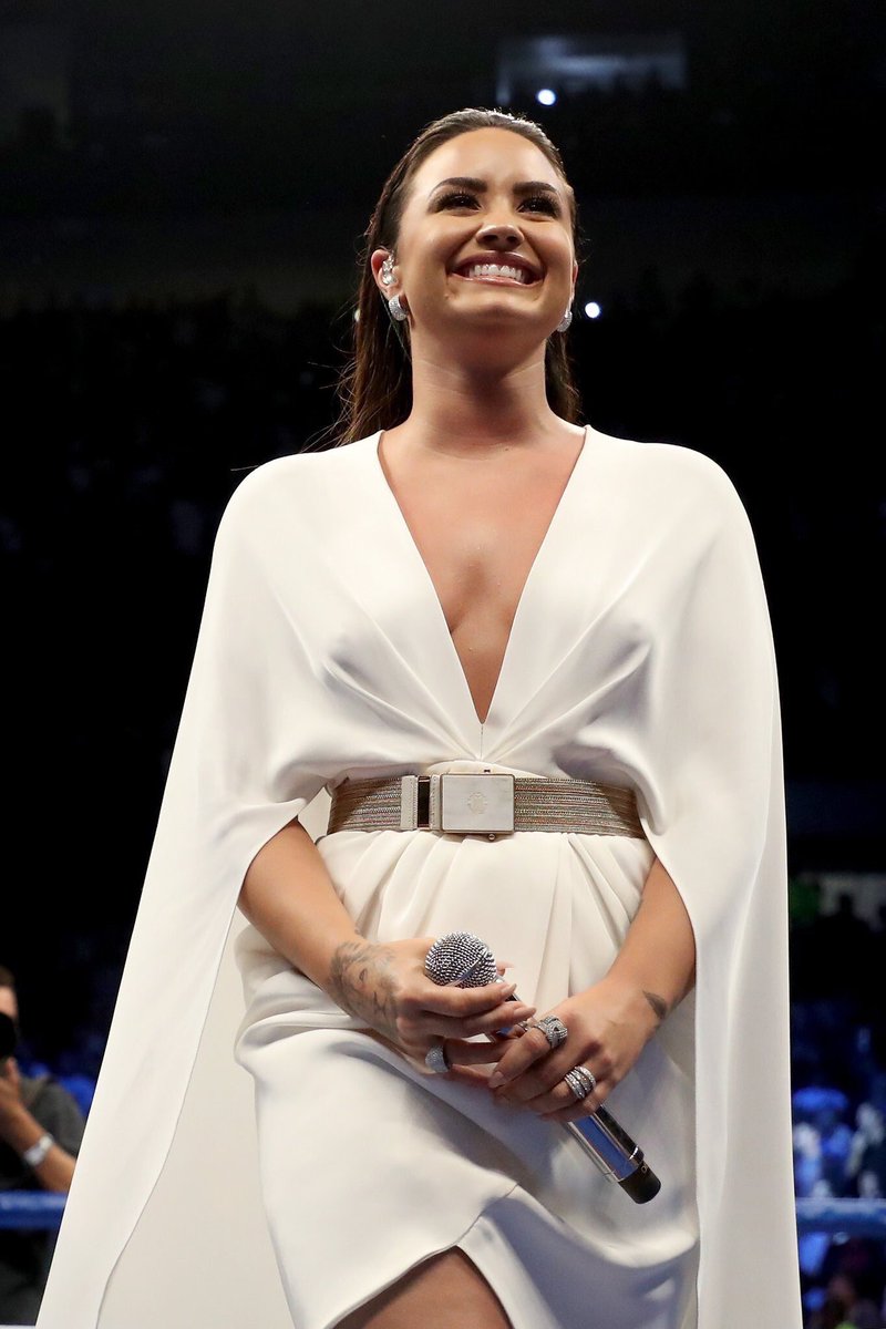 dangerousmaann's tweet photo. I'am honor and proud to call you my idol @ddlovato U deserved all of those good feedbacks💞#MayweathervMcgregor #DemiLovato #Lovatics https://t.co/UkiwnUaU9c