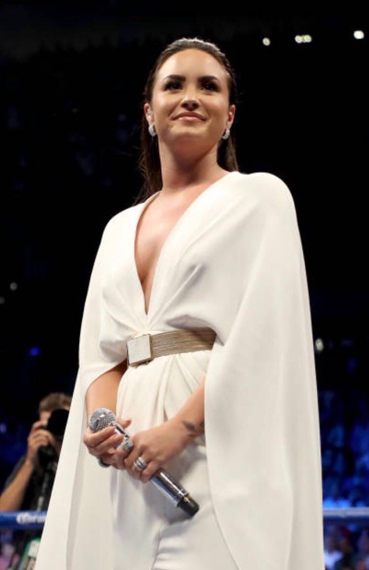 dangerousmaann's tweet photo. I'am honor and proud to call you my idol @ddlovato U deserved all of those good feedbacks💞#MayweathervMcgregor #DemiLovato #Lovatics https://t.co/UkiwnUaU9c