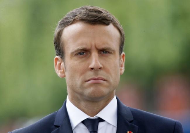 Valeurs's tweet photo. Popularité : Macron continue sa descente aux enfers >> https://t.co/uf8pA4s0ay https://t.co/9ff7pFSsRL