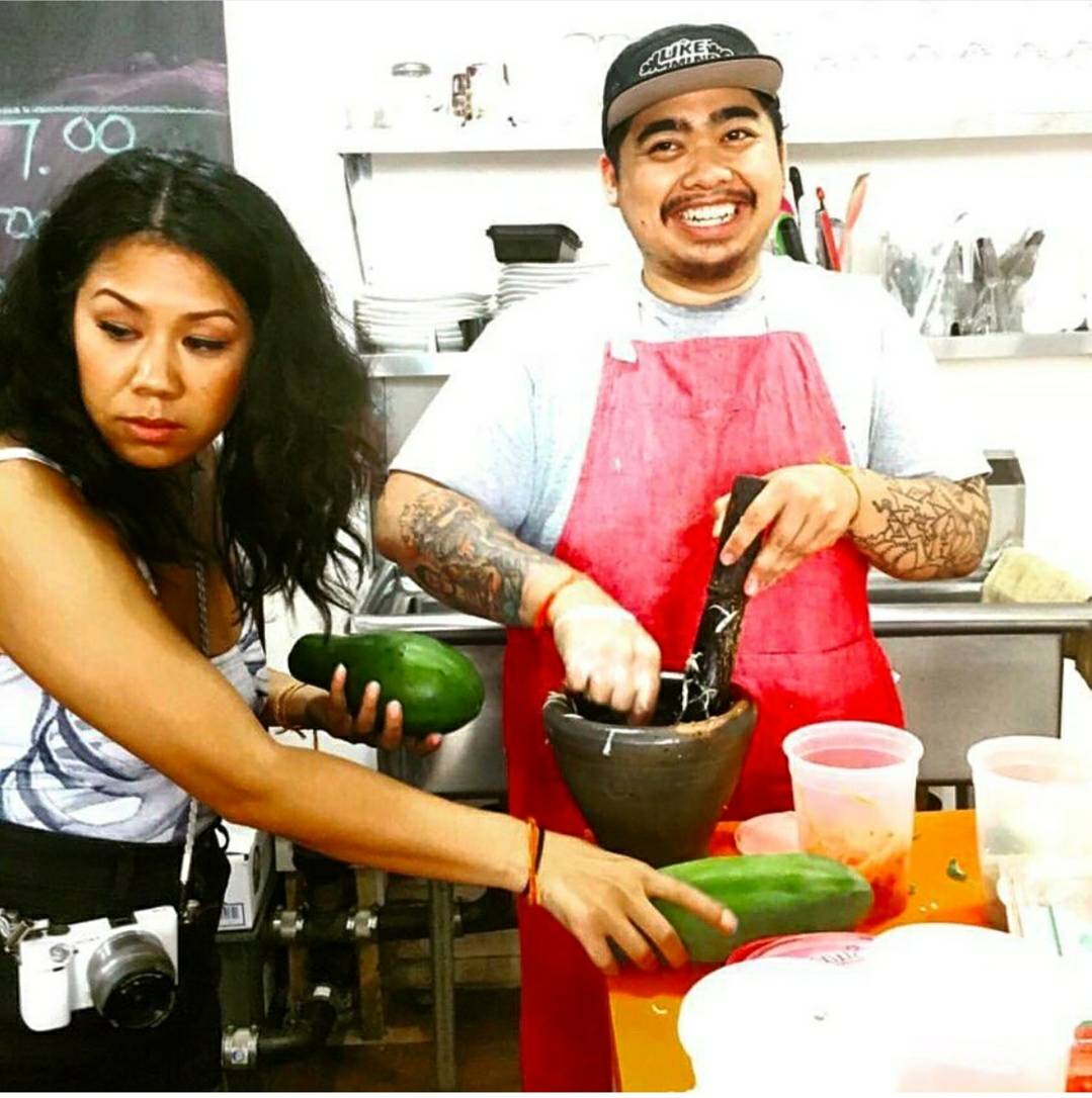 LaoFoodMovement's tweet photo. More #PapayaSalad fun! 🌶️🌶️🌶️ @catzuella and @ieatlaofood #LaoFood #LaoCooking https://t.co/F3lqWjVwpg