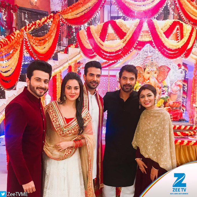 Team #KumkumBhagya &amp; Team #KundaliBhagya celebrates #GaneshChaturthi together! <a href="/SHABIRAHLUWALIA/">SHABIR AHLUWALIA</a> <a href="/sritianne/">ً</a>