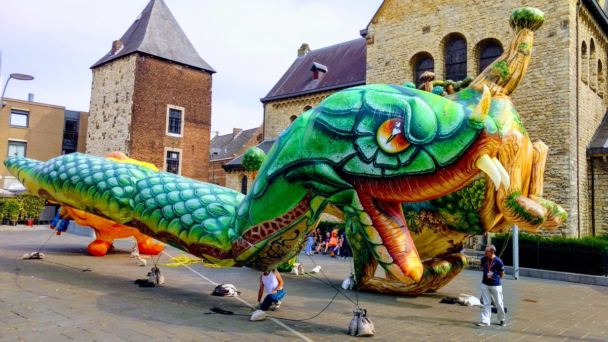 Warming-up! Straatparade Plasticiens Volants vanaf Pancratiusplein Heerlen! 17.30u #CulturaNova #cn17 #Finale