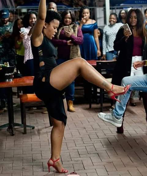 Фанаты выходят из за угла. Zodwa wabantu. Прыжок со сцены. Прыжок в толпу со сцены. Прыгнул в толпу.