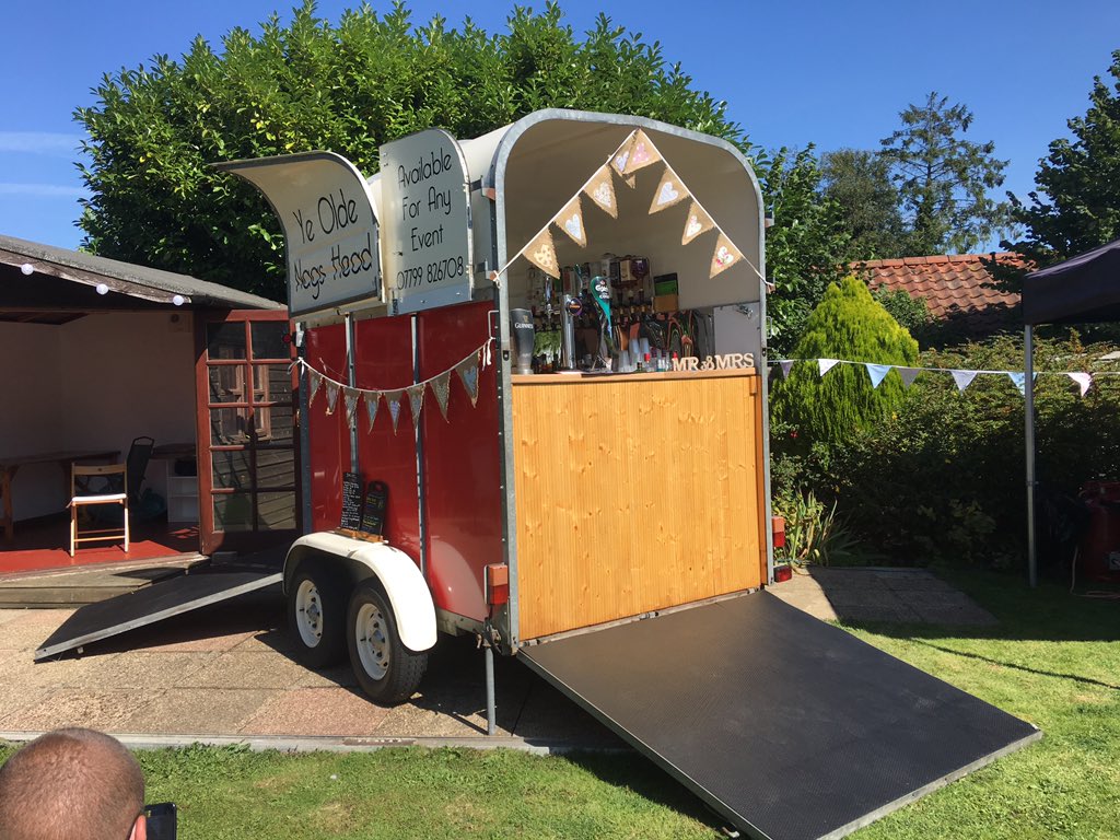 PoppyBars's tweet photo. All set up for our second wedding of the weekend. #busybusybusy #hothothot https://t.co/X2LO6MIsLE