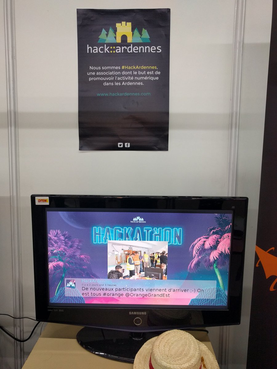 HackArdennes's tweet photo. Merci à notre partenaire @VisualAppIo pour son super tweetwall qui nous permet de voir nos nombreuses interactions #hackCV17 💻🌴🎶 https://t.co/PdgaKJdlWz