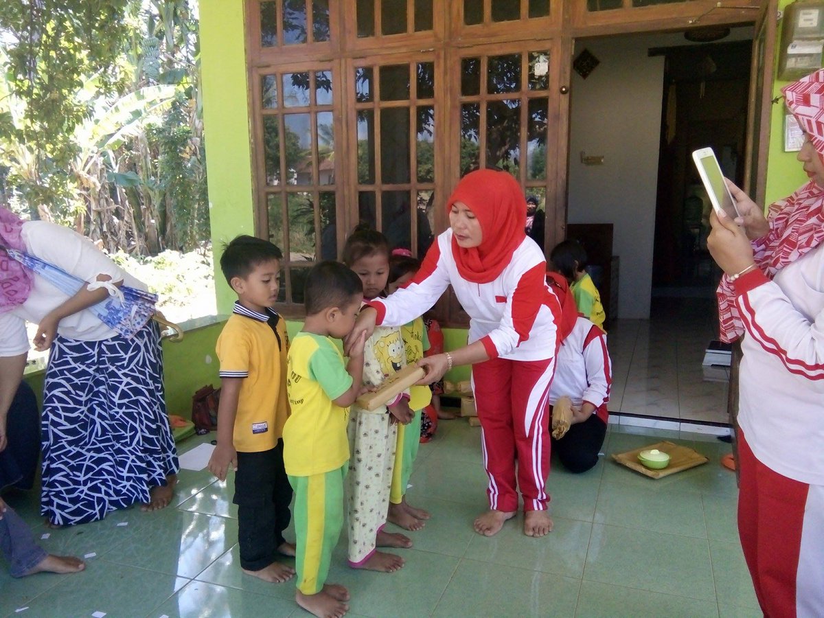Desa_Bangsring's tweet photo. lomba agustusan d taman posyandu mawar dsn.paras putih
@kec_wongsorejo https://t.co/W3F8GVE6nY