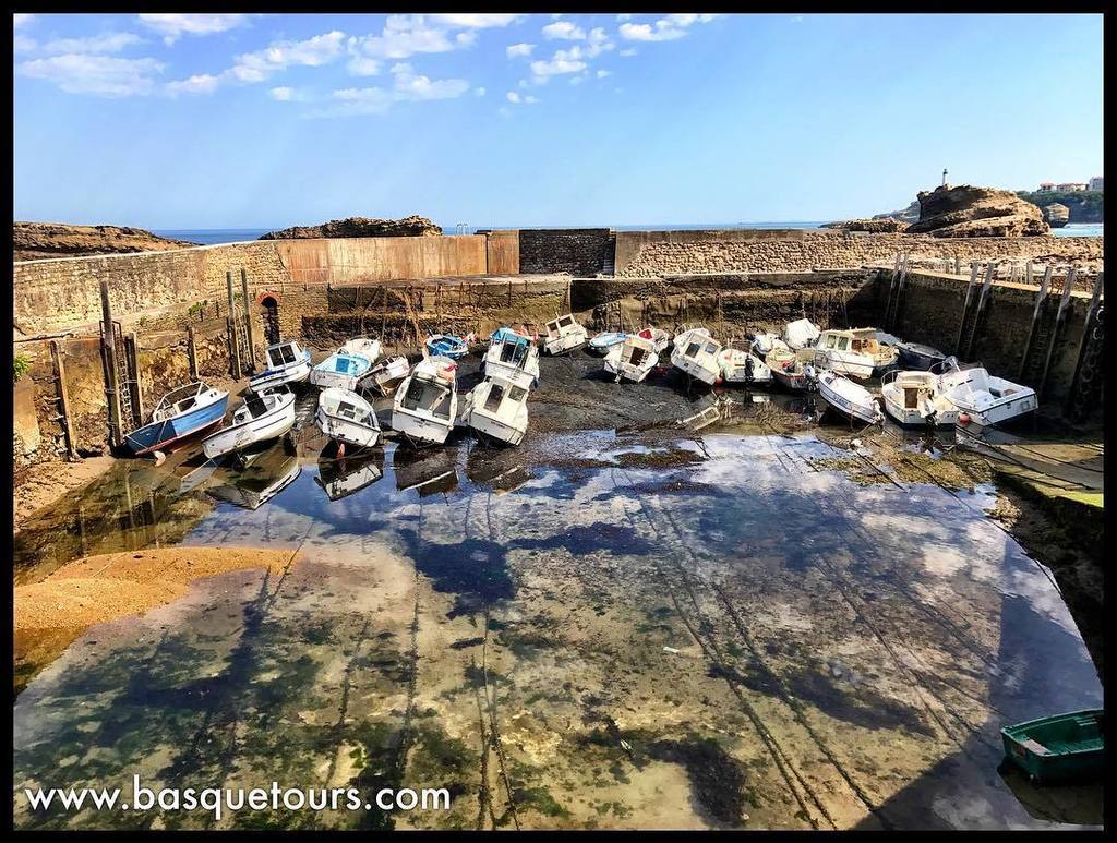 BasqueTours's tweet photo. Boats stuck by low tide in the port of #biarritz, in the #frenchbasquecountry, a perfect daytrip from #sansebastian #sansebastiantourism #sโฆ https://t.co/by2AurBfNl