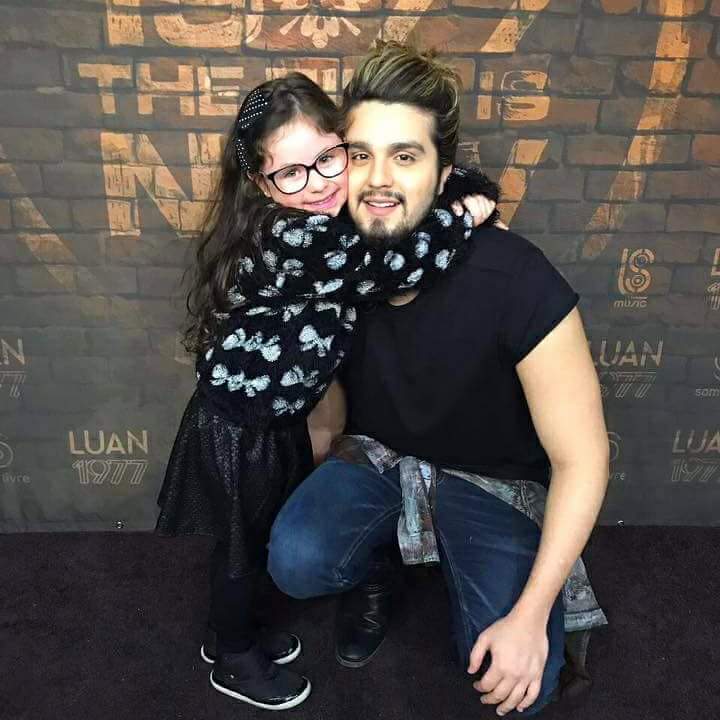 Guardiasluan's tweet photo. Bom dia com o melhor click que você respeita!! Cantor com fã Mirim ontem em seu Camarim em Curitiba/PR. 😍😍 https://t.co/sFufa6BpNN
