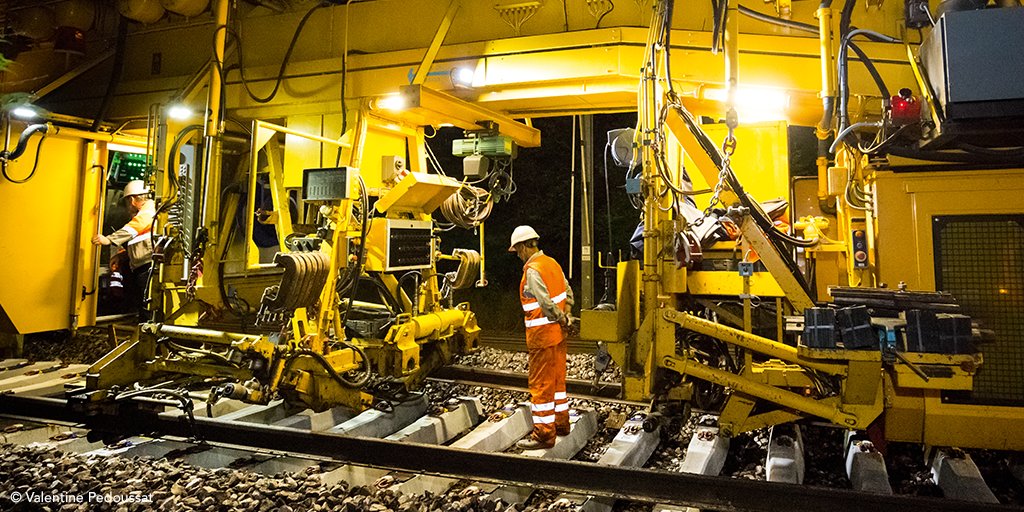 SNCFVoyageurs's tweet photo. #Invalides: Découvrez l’expo @SNCFReseau Mur de Rives, mettant en lumière les travaux ferroviaires spectaculaires en @iledefrance #Expophoto https://t.co/uPft2Dide0