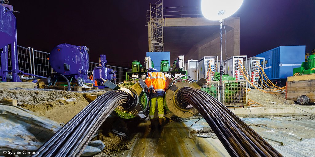 SNCFVoyageurs's tweet photo. #Invalides: Découvrez l’expo @SNCFReseau Mur de Rives, mettant en lumière les travaux ferroviaires spectaculaires en @iledefrance #Expophoto https://t.co/uPft2Dide0