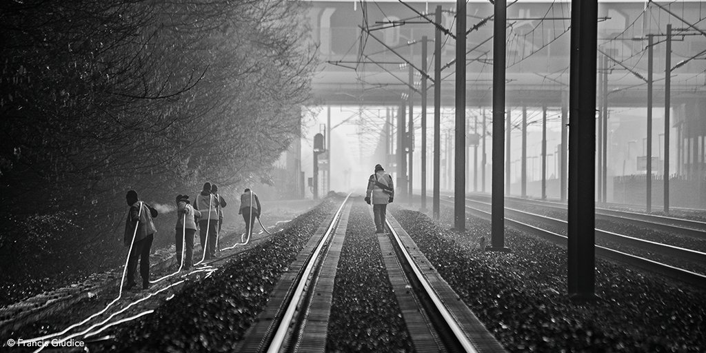 SNCFVoyageurs's tweet photo. #Invalides: Découvrez l’expo @SNCFReseau Mur de Rives, mettant en lumière les travaux ferroviaires spectaculaires en @iledefrance #Expophoto https://t.co/uPft2Dide0