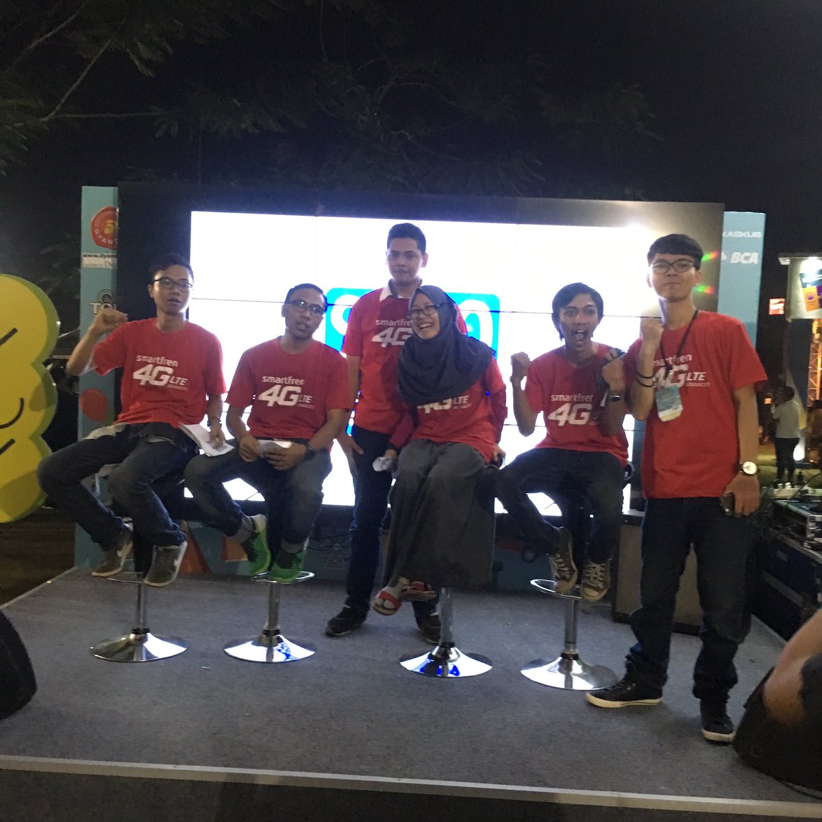 smartfrenworld's tweet photo. Ini dia tim yang beruntung menjadi pemenang #AmazingFren, selamat yah! Selamat mendapatkan hadiah Motorolla Z &amp; Jutaan Rupiah.
#MARKAS2017 https://t.co/JUuy9LRbO0