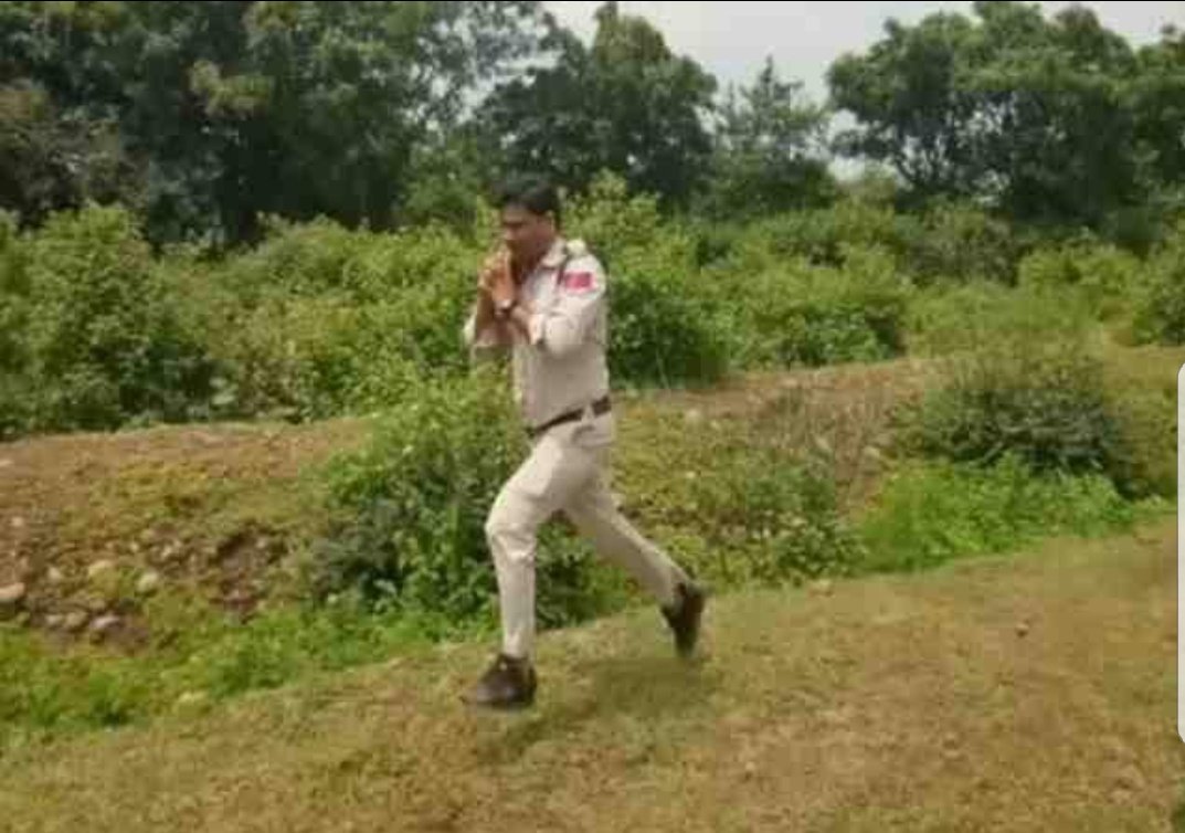 itisprashanth's tweet photo. Head constable Abhishek Patel Of sagar district ,madya Pradesh running with a 10KG unexploded bomb to save 400 school kids. Human GOD! https://t.co/oIpZH1qpYV