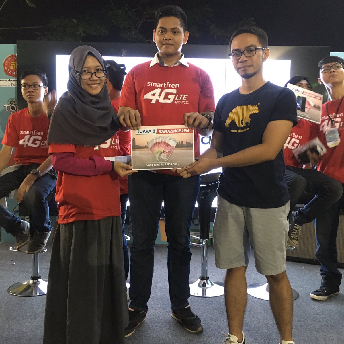 smartfrenworld's tweet photo. Nah nih foto simbolis penyerahan hadiahnya!! Selamat yah kalian tim kompak di #AmazingFren - #MARKAS2017. #BaruTahuKan https://t.co/zLAbl103Dq