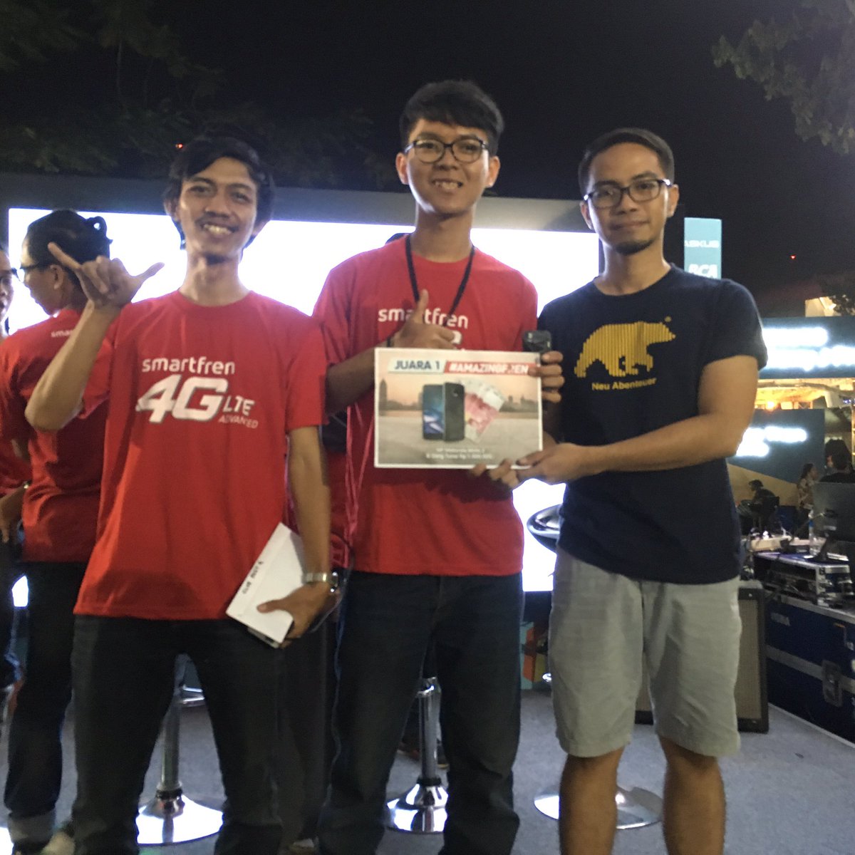 smartfrenworld's tweet photo. Nah nih foto simbolis penyerahan hadiahnya!! Selamat yah kalian tim kompak di #AmazingFren - #MARKAS2017. #BaruTahuKan https://t.co/zLAbl103Dq