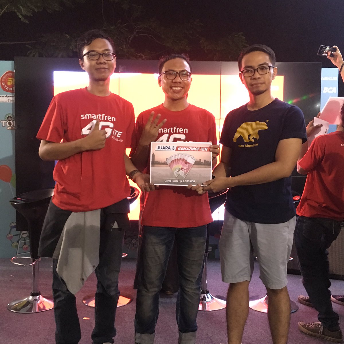 smartfrenworld's tweet photo. Nah nih foto simbolis penyerahan hadiahnya!! Selamat yah kalian tim kompak di #AmazingFren - #MARKAS2017. #BaruTahuKan https://t.co/zLAbl103Dq
