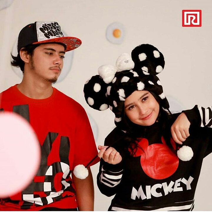 tari_gio's tweet photo. My beloved Mickey &amp; Minnie Mouse @alysyarief @PrillyBie 😍😍 https://t.co/aJRxO0ZdzE