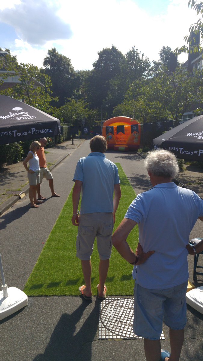 Dank <a href="/NLpetanque/">NLpetanque</a> voor de jeu-de-boules mat tijdens ons buurtfeest☀! Van jong tot oud heeft er plezier van🎉! #sportenverbindt #straatfeest