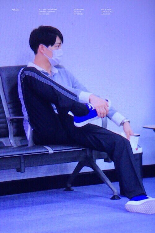 solornbalbum's tweet image. jongin lifted his leg on purpose to let the world know that he wore socks yall better congratulate him its the biggest achievement in 2017