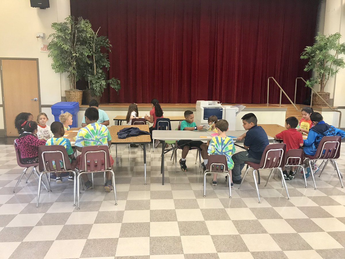 Marshleads's tweet photo. #bookbuddies is in full swing! Thankful to our fourth grade friends for helping kindergarten with accelerated reader. We ❤️ to 📚. https://t.co/GI1W597O4S