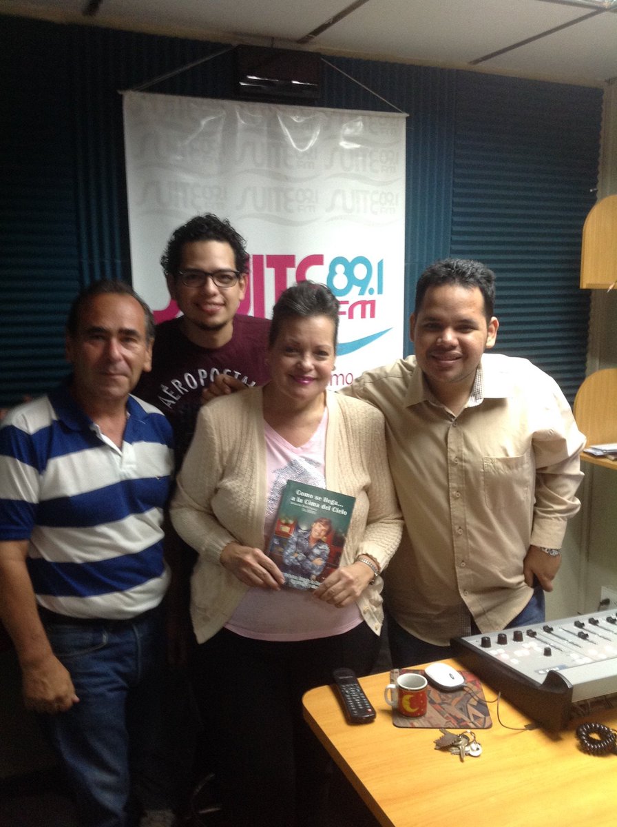rafmedrano's tweet photo. Los felices ganadores del Programa Pregones Zulianos Zoraida Rosales y Pedro Marval recibiendo sus premios https://t.co/aPcBwO9PHA