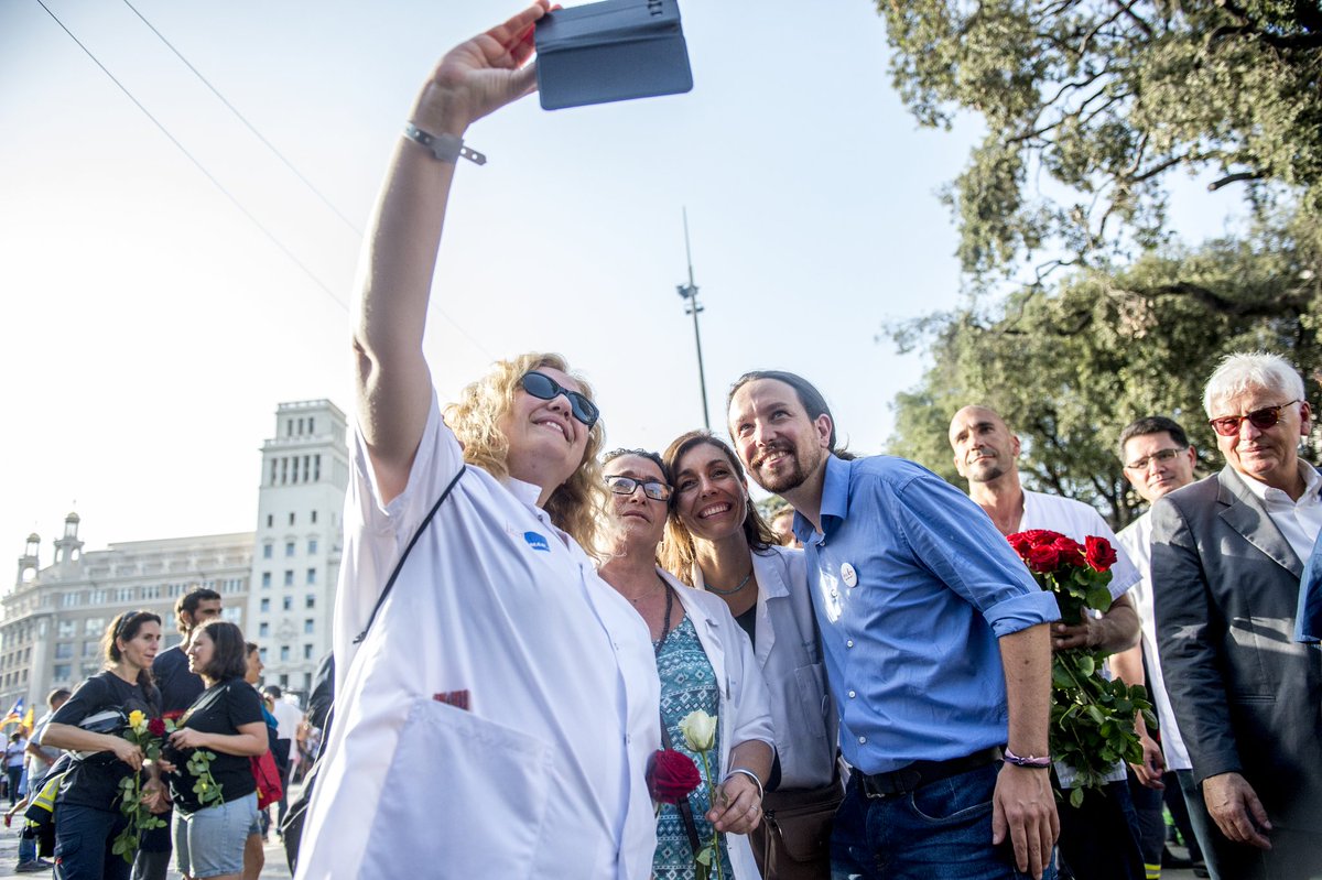 DaniGagoPhoto's tweet image. Trabajadoras de sanidad de la cabecera se hacen foto con Pablo Iglesias al terminar manifestación por atentados. Barcelona, agosto de 2017.