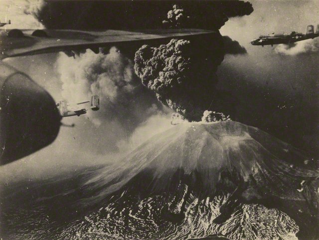 antigua_roma's tweet photo. #SabíasQue durante la II Guerra Mundial Pompeya fue bombardeada en varias ocasiones destruyendo ínsulas enteras. https://t.co/An5ACHmp8V