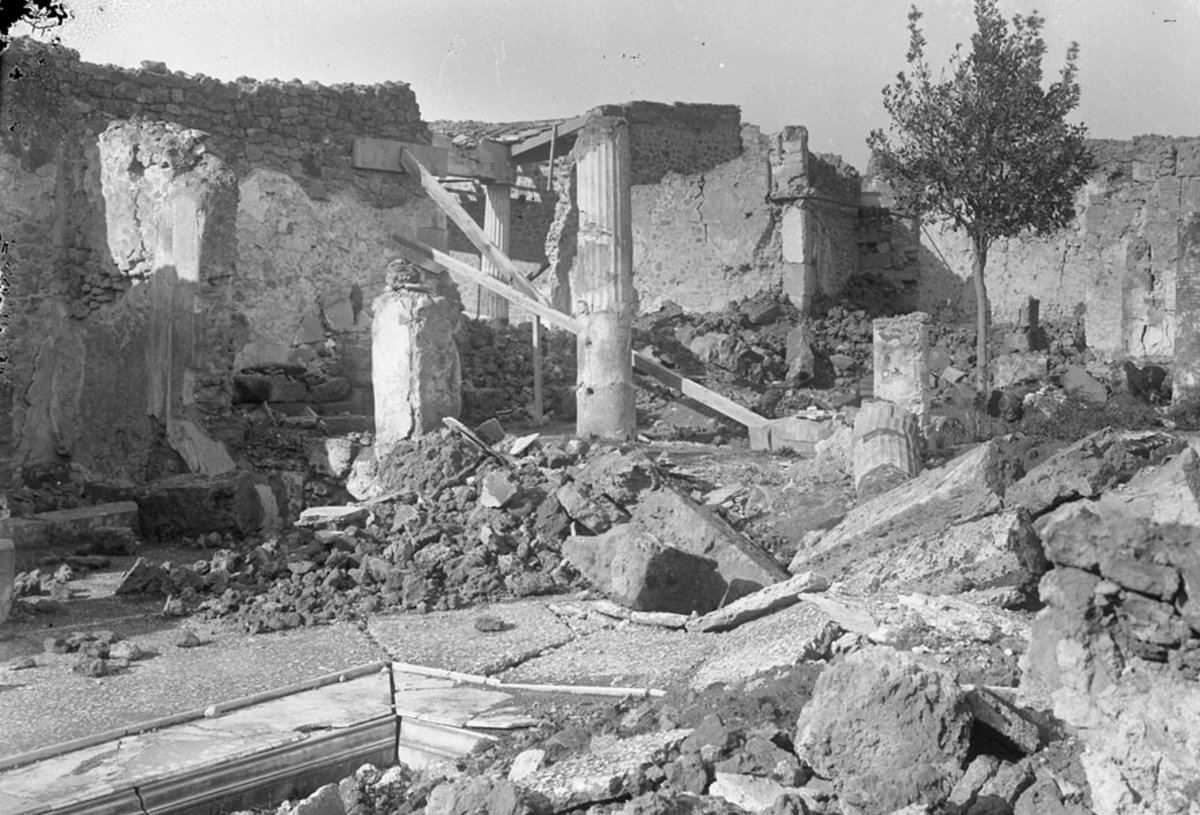antigua_roma's tweet photo. #SabíasQue durante la II Guerra Mundial Pompeya fue bombardeada en varias ocasiones destruyendo ínsulas enteras. https://t.co/An5ACHmp8V