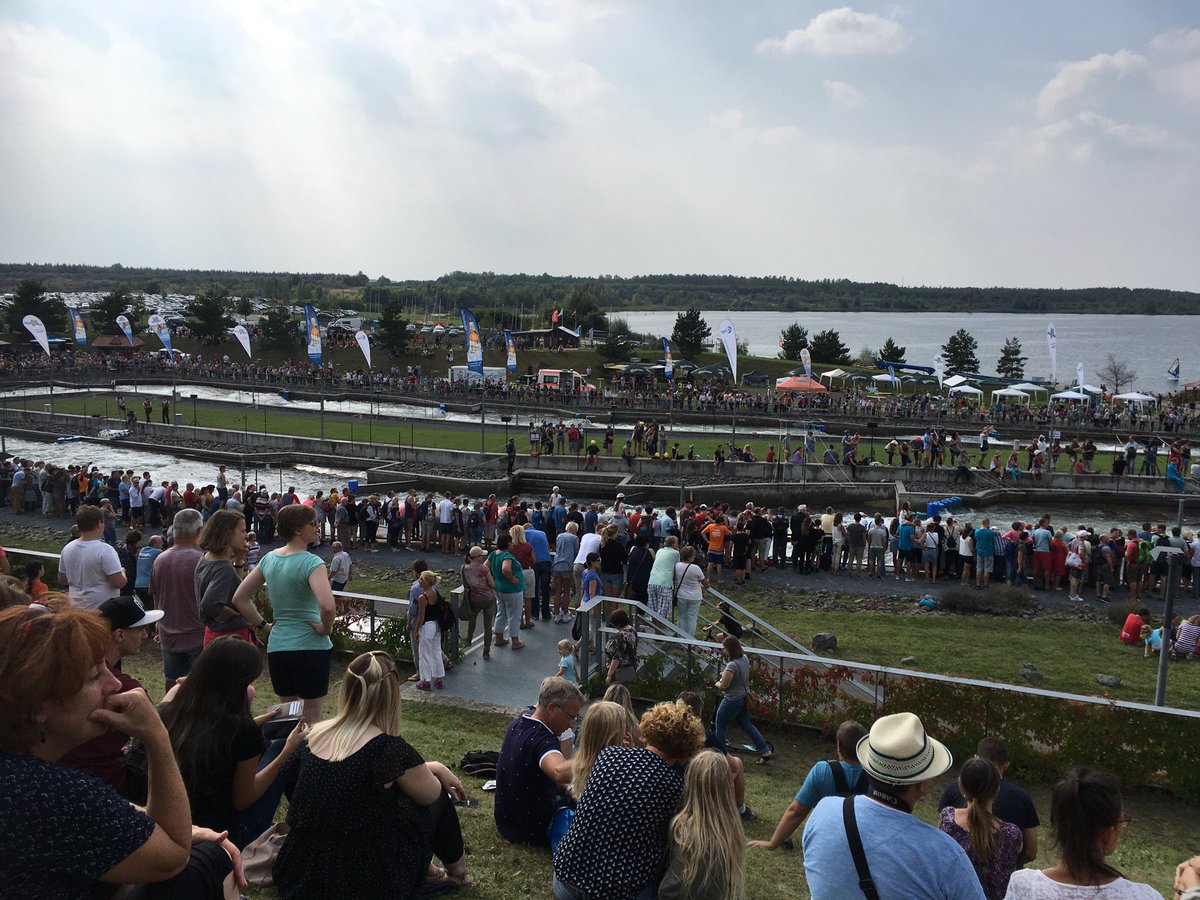 MeiCheffe's tweet photo. Schöner Ausflug zum Pappbootrennen am Markleeberger See #pappboot https://t.co/gxZRnqrbYs