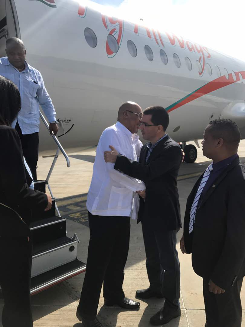 jaarreaza's tweet photo. Sostuvimos una buena reunión de trabajo sobre nuestra cooperación bilateral.Pdte Bouterse expresó su apoyo al pueblo y Gobierno de Venezuela https://t.co/Bvuaab2dZy