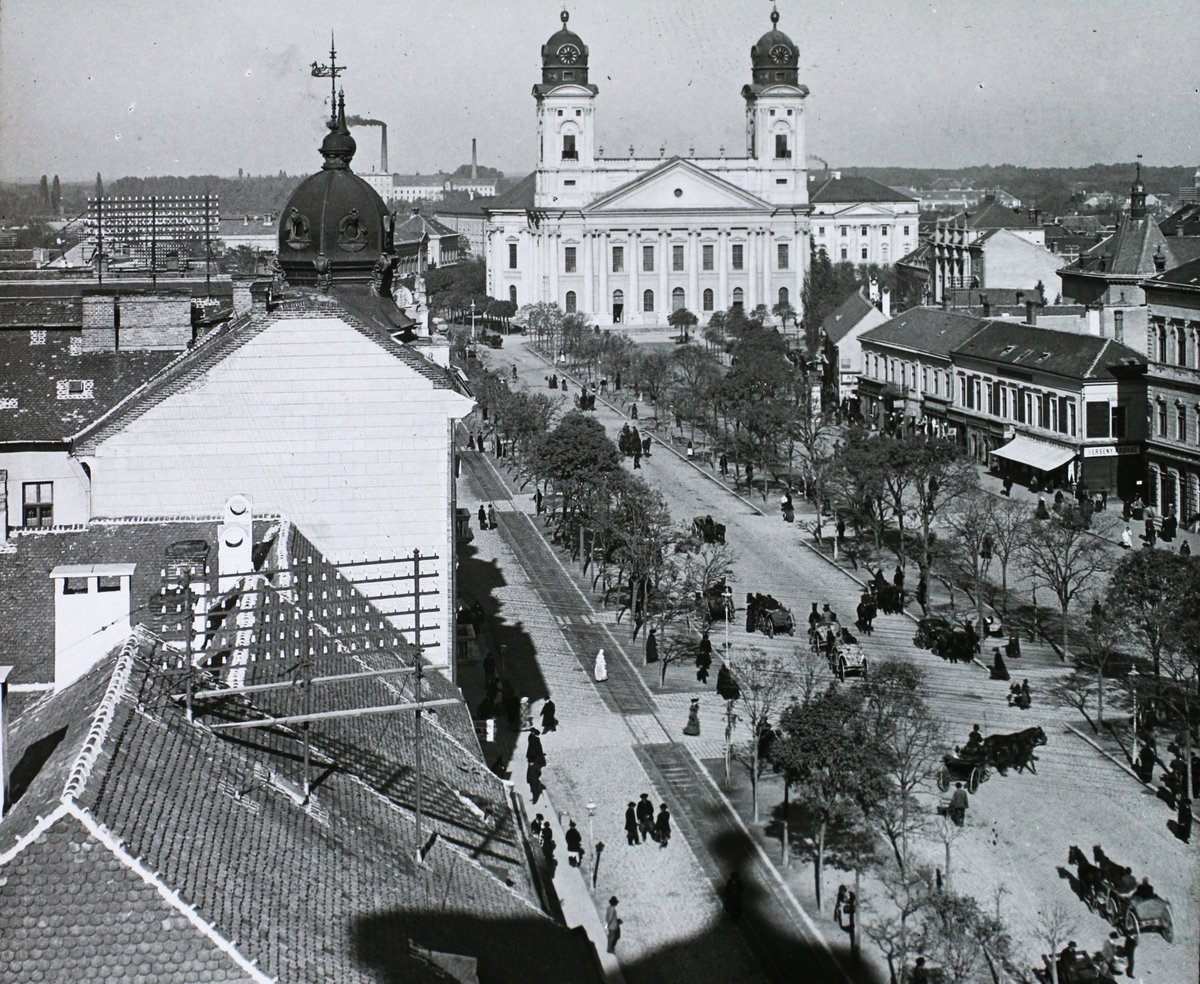 HungaryHeritage's tweet photo. #Debrecen's iconic #Nagytemplom (Reformed Great Church) in better times, 1912 (FORTEPAN/#Hungarian Museum of Geography, CC-BY-SA-3.0) https://t.co/ZcVrnMhpkM
