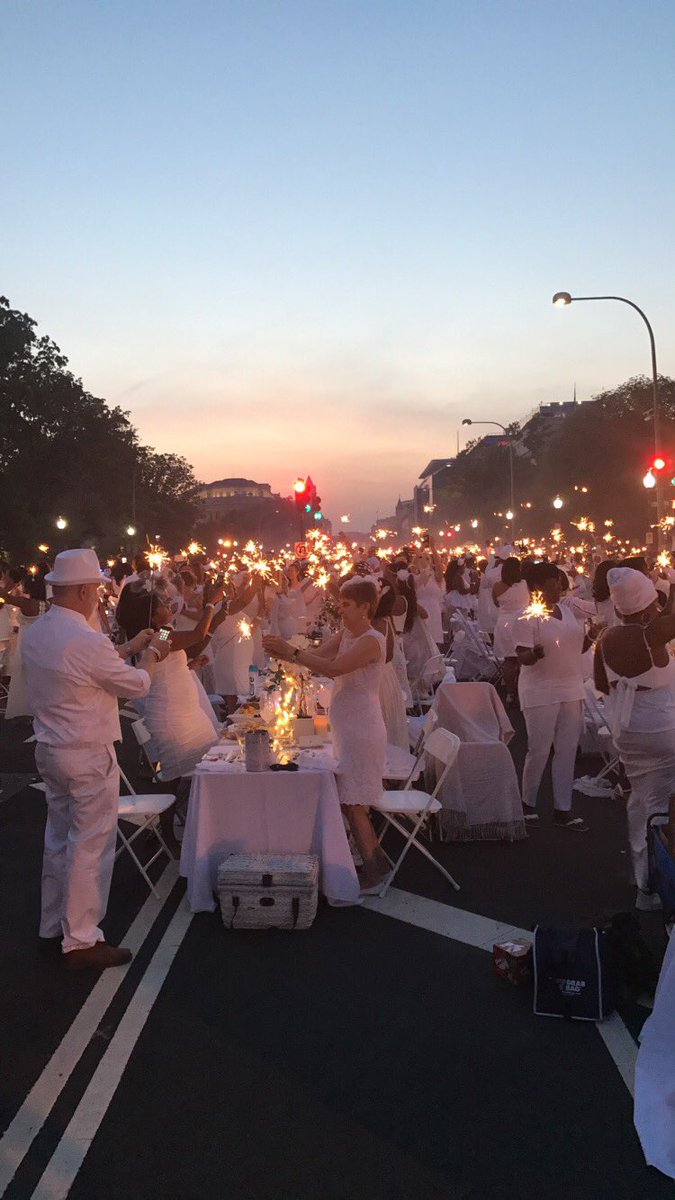 HungryLobbyist's tweet photo. Last nights @DinerenBlancDC #DEBDC2017 had the best backdrop of them all! Wow! @fox5dc @FamousDC @nbcwashington #FotoDC https://t.co/PTTlbxJux2