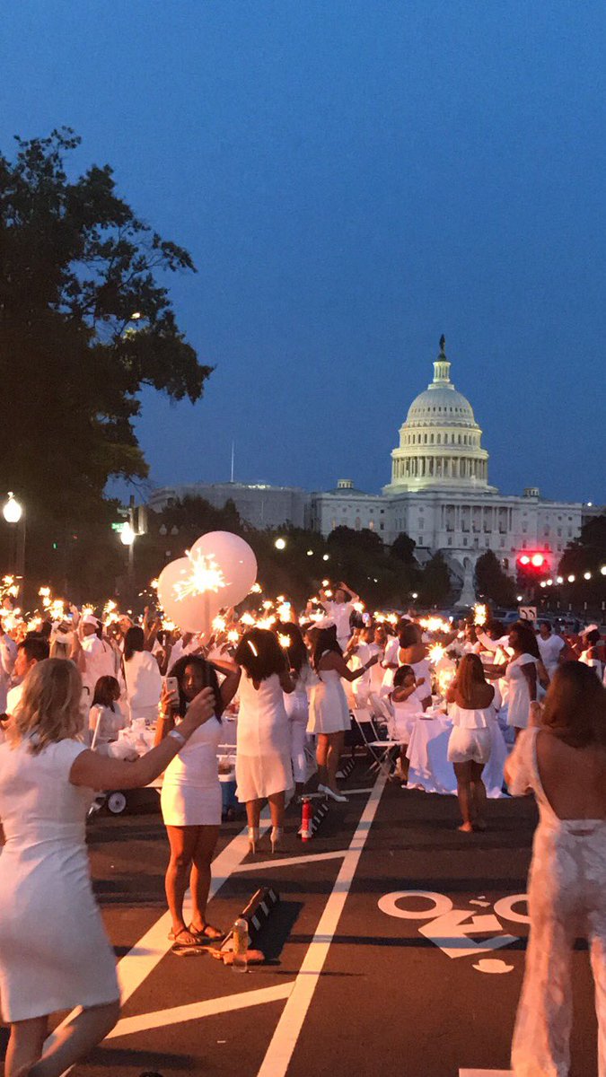HungryLobbyist's tweet photo. Last nights @DinerenBlancDC #DEBDC2017 had the best backdrop of them all! Wow! @fox5dc @FamousDC @nbcwashington #FotoDC https://t.co/PTTlbxJux2