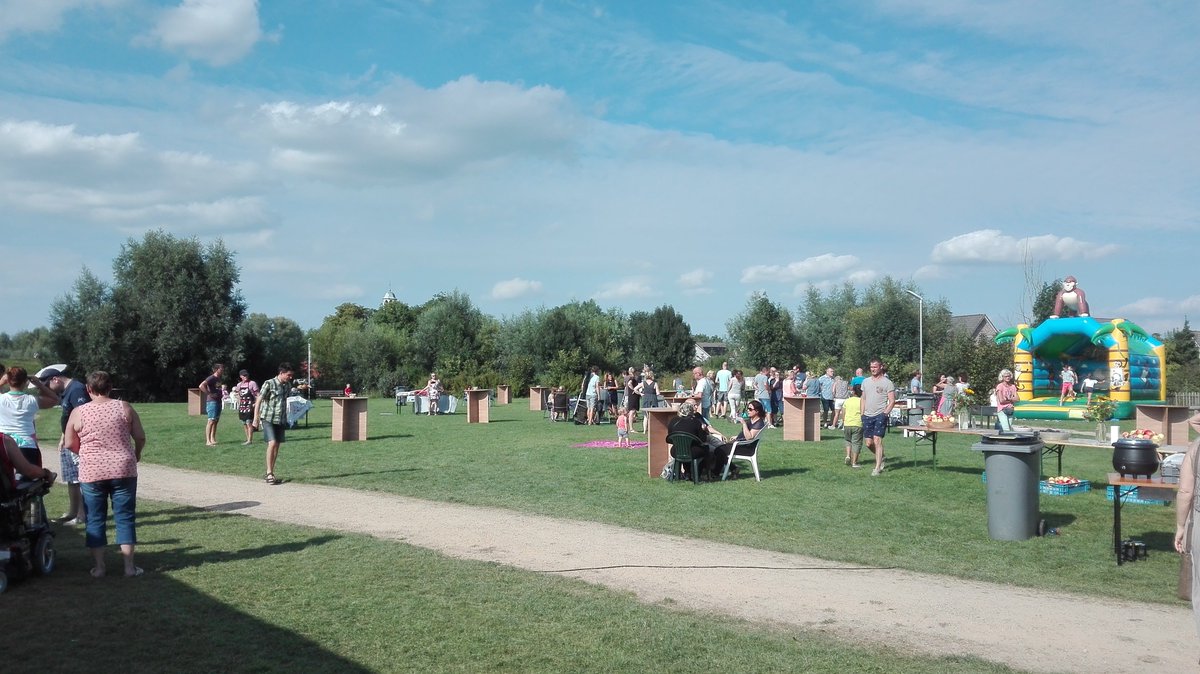 DnDulper's tweet photo. Ruim 250 deelnemers aan de 1e dorpsBBQ in #boveneind enorm gezellig voor jong&amp;oud. Top organisatie met de #BEP
#leefbaarheid @deMaasenWaler https://t.co/FjOX0PNJqe