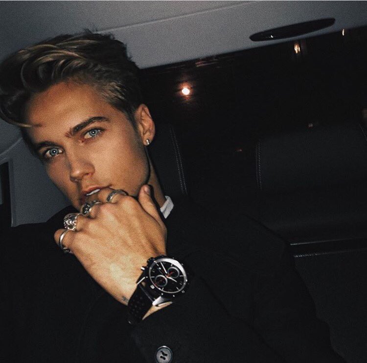 WesleyBTunk's tweet photo. I'll stay awake 'cause the dark's not taking prisoners tonight https://t.co/F1iV4ZiG2U