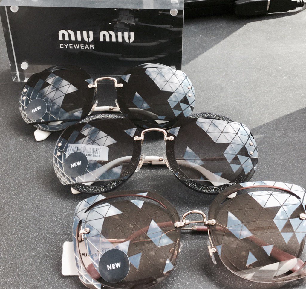 sghkiosk's tweet photo. Roses are RED❗️
Violets are BLUE💎
Miu Miu's are UNIQUE 🕶
Made just for YOU❤️💁🏼 https://t.co/Lxx7PqnlgU