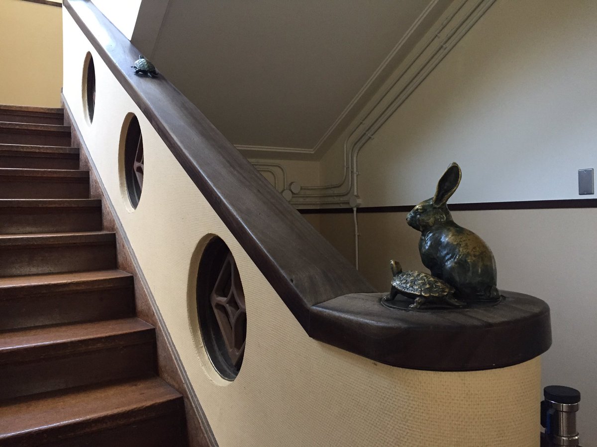 わしん 10 29 Tc00 در توییتر 豊郷小の階段にうさぎとかめがいるのは知ってたけどかなり忠実に物語を再現してて驚いた うさぎちゃんと踊り場でだらけてるし1番上の階には亀が鎮座してる