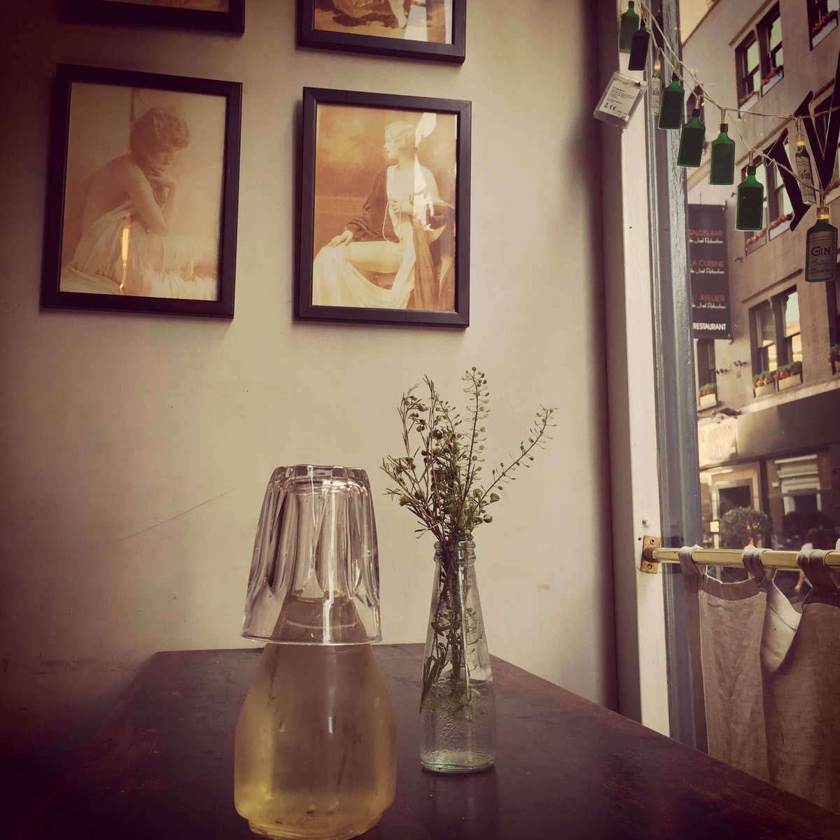 TheCowlicker's tweet photo. Wine O'Clock. https://t.co/3l85XuSNBW