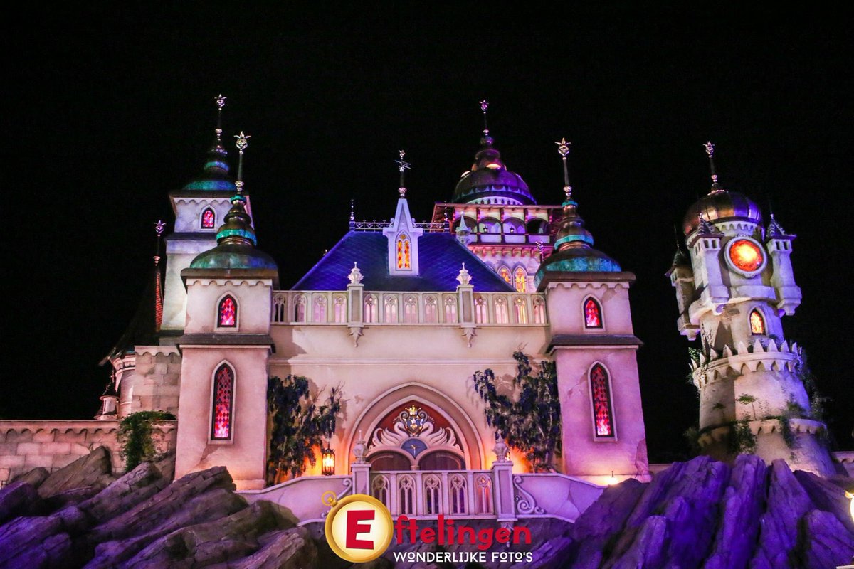 _Eftelingen's tweet photo. Symbolica in het in het donker tijdens het laatste Negen Pleinen Festijn! 📸#Eftelingen @Efteling #Efteling #symbolica #pardoes #punctuel https://t.co/84C4fPIxU8