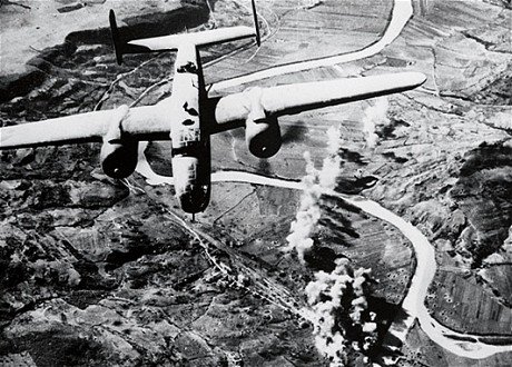 antigua_roma's tweet photo. Pompeya recibió hasta 150 impactos de bomba de aviones aliados. Los restos de una de las bombas todavía se conserva en la casa del Fauno. https://t.co/OwCIvXJHac