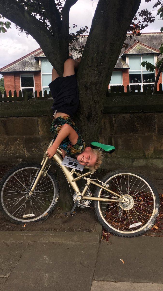 cazzash's tweet photo. More golden bikes... #NlandToB #EventsNE #TourofBritain #Morpeth #N_landCouncil #OVOToB @NewminsterMid https://t.co/VfiQFeEtKN