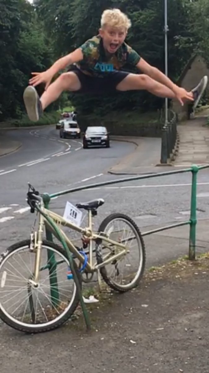 cazzash's tweet photo. More golden bikes... #NlandToB #EventsNE #TourofBritain #Morpeth #N_landCouncil #OVOToB @NewminsterMid https://t.co/VfiQFeEtKN