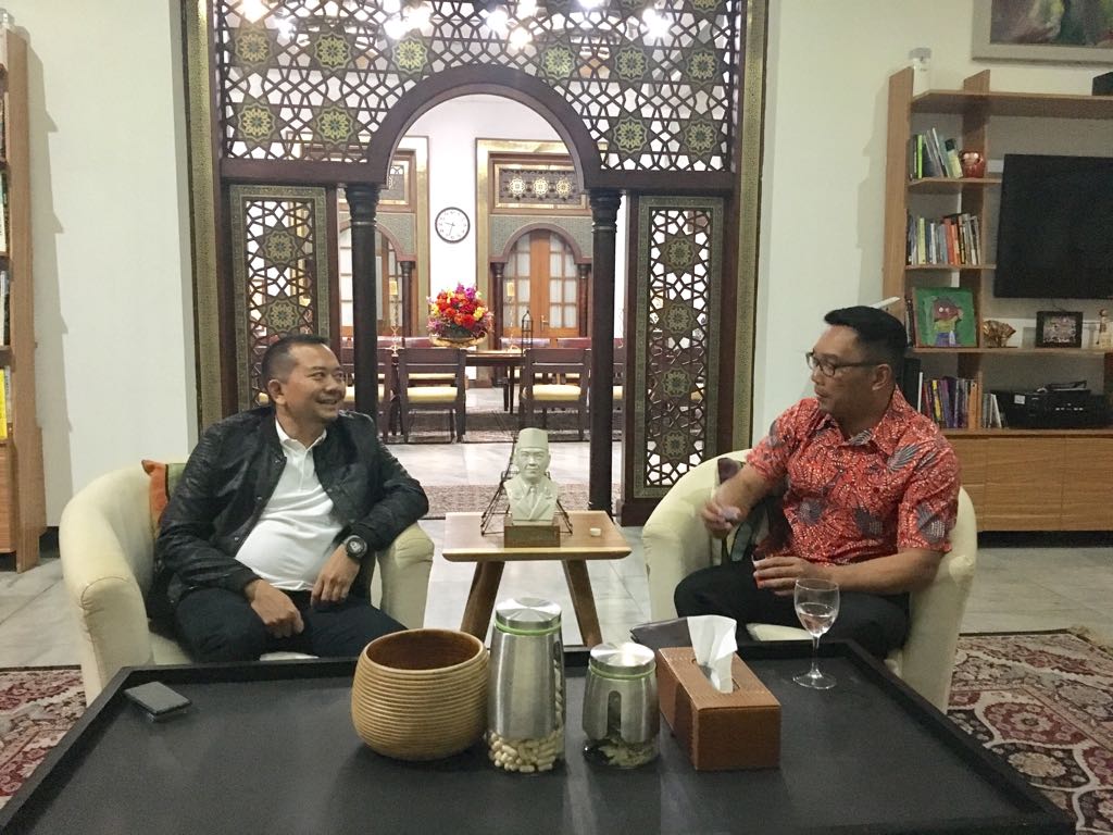 Kopi 'Java Preanger'  di tempat <a href="/ridwankamil/">Ridwan Kamil</a> luarbiasa. Aromanya mengharumkan jawa barat seantero dunia.
Bersma tokoh desa @KangSyaifulHuda