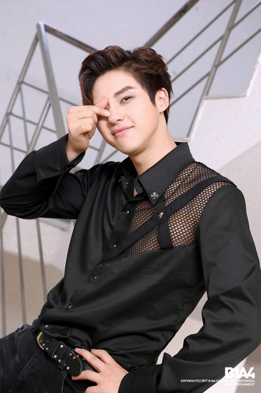 B1A4_FANCLUB's tweet photo. 2.พี่ใหญ่ชินอู (CNU) คนที่ใส่แว่นตอนซ้อมและถอดเสื้อนอกเต้นบนเวที เป็นเมนเต้นและโปรดิวเซอร์อีกคนของวง ชอบแสดงละครเวที #iMeKPopFantival2017 https://t.co/Eik54YfVEX