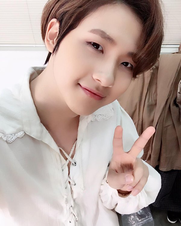 B1A4_FANCLUB's tweet photo. 2.พี่ใหญ่ชินอู (CNU) คนที่ใส่แว่นตอนซ้อมและถอดเสื้อนอกเต้นบนเวที เป็นเมนเต้นและโปรดิวเซอร์อีกคนของวง ชอบแสดงละครเวที #iMeKPopFantival2017 https://t.co/Eik54YfVEX