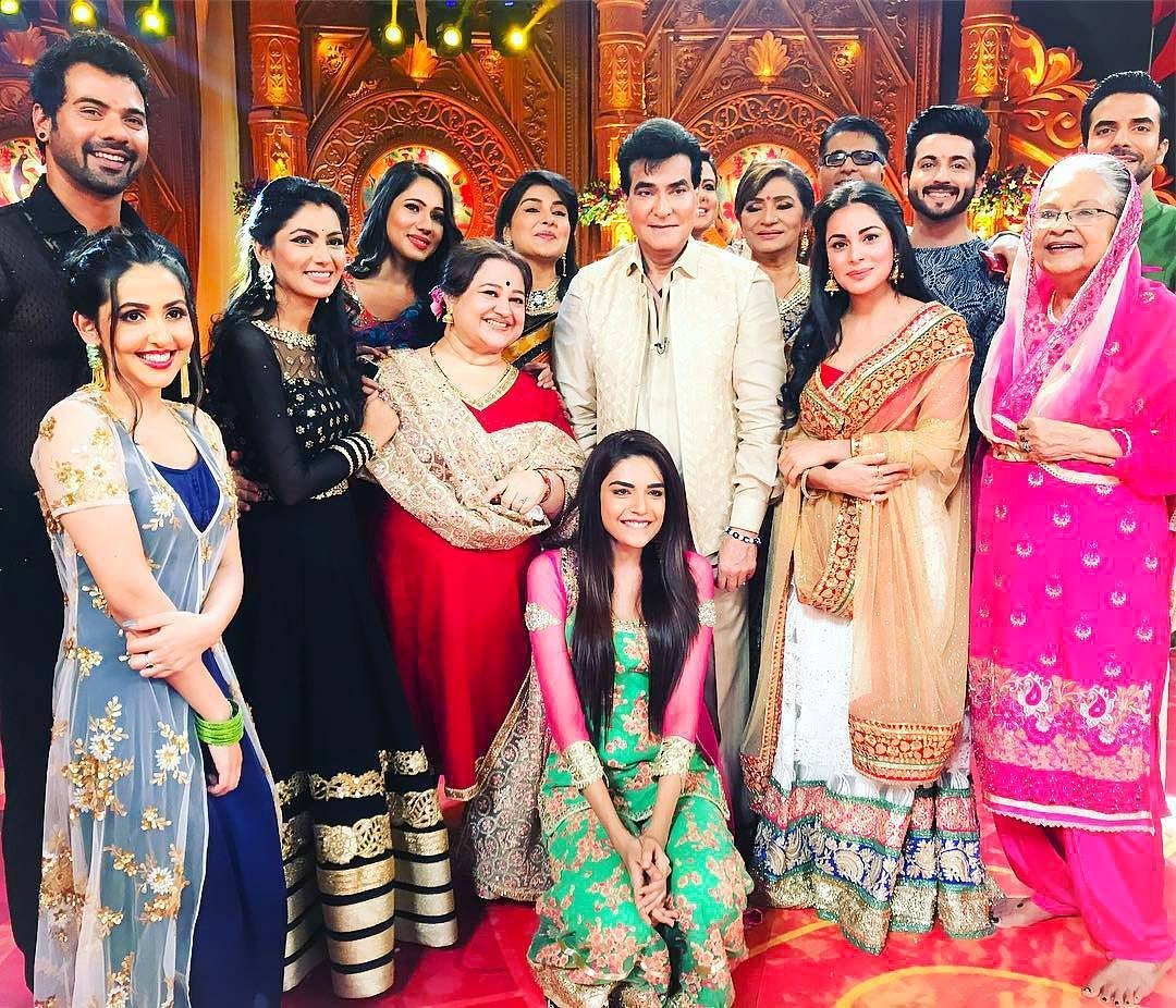 radhameeko1's tweet photo. @sritianne @SHABIRAHLUWALIA #KKB #KDB Family that SLAYS together STAYS together!!..with the legendary, ever-fabulous, #Jetendra ji 😄👏😘 https://t.co/THzStxv41g