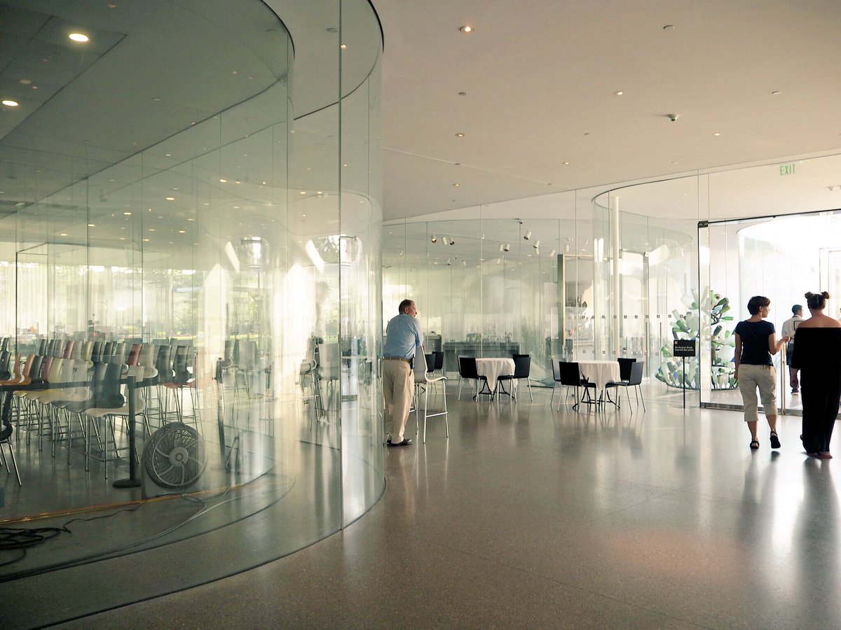 千葉 美幸 Auf Twitter Sanaaはトレド美術館もとても好かった ガラス製造業者の創設した美術館ということでガラスの展示とガラス工房もある 熱いので複層にして ペリメーターもそれで解決という機能との合致 何層ものガラスの中はキラキラして綺麗だし やっぱり